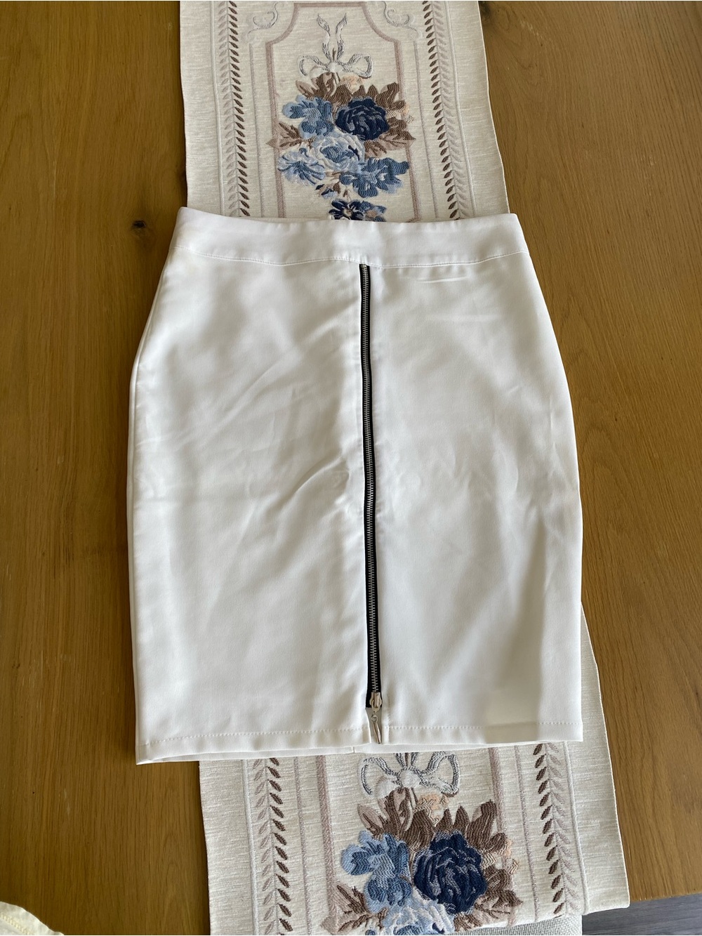 Qesto White Pencil Skirt with Full Back Zipper - Size L (NWOT)